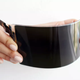 Imagen para el artículo titulado Y si te dijera que la nueva pantalla OLED flexible de Samsung no hace tu móvil flexible, sino irrompible